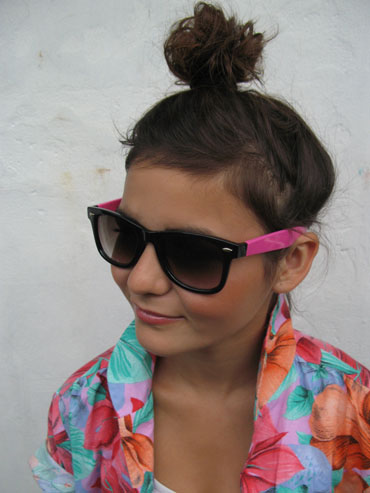 Sort wayfarer agtig solbrille i blank med pink stÃ¦nger. - accessories.dk - billede 2