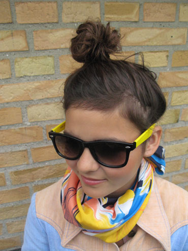 Wayfarer i blank sort med gule stÃ¦nger - accessories.dk - billede 2