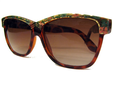 Solbrille med flot blomstermÃ¸nster i rÃ¸dbrun farve. Sommer lÃ¦kker solbrille