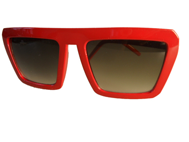 RÃ¸d solbrille i kantet design.