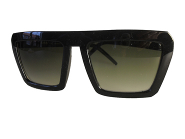 Sort solbrille i enkelt og kantet design