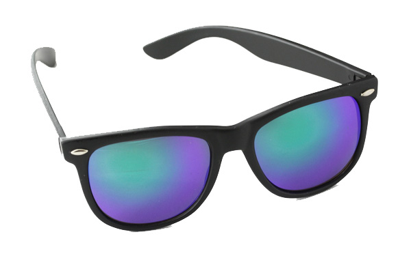 Sort wayfarer solbrille med grÃ¸nligt multifarvet glas.