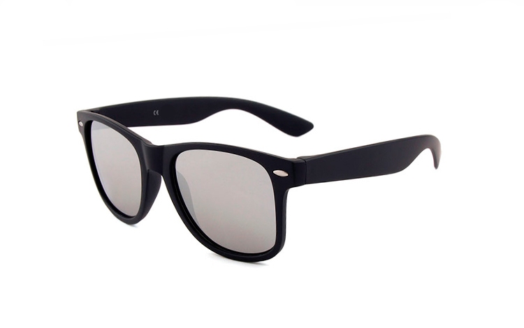 BØRNE solbrille i sort stel med sølvfarvet spejlglas. - Design nr. 4428
