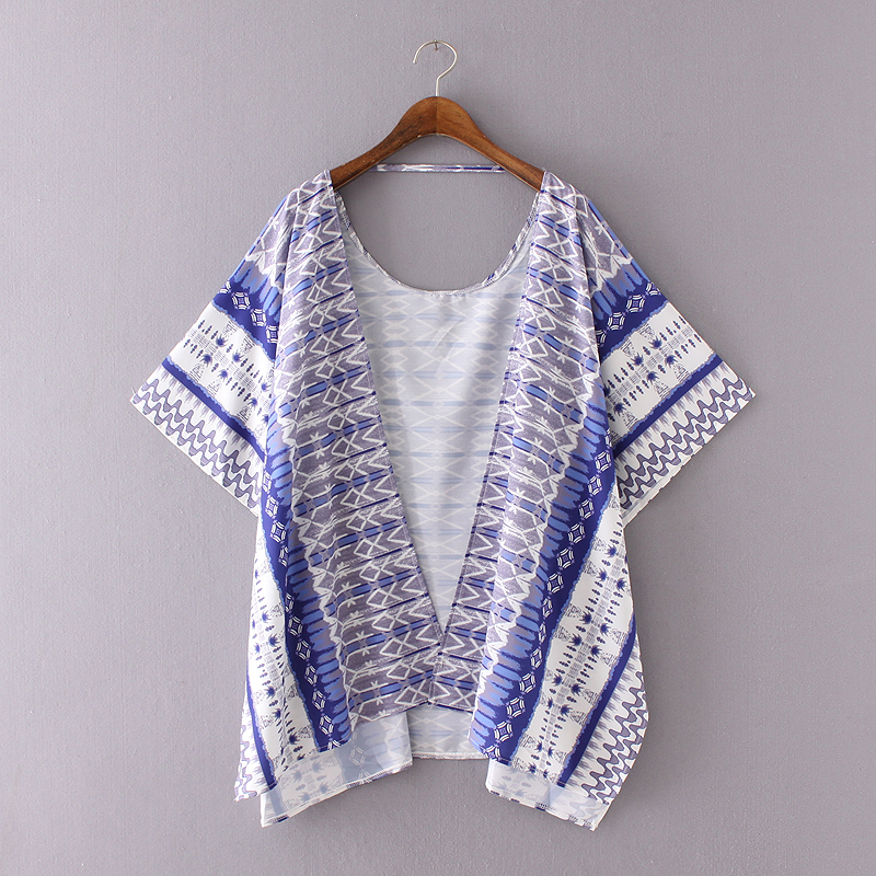 Smuk lys kimono med dyb ryg. - Design nr. k24
