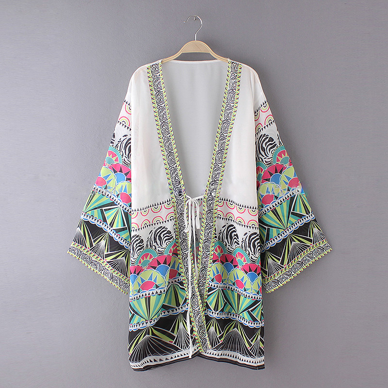 Kimono i hvid med klare kraftige farve mÃ¸nster - Design nr. k34