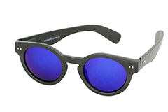 Rund solbrille i mat sort design med blålige spejlglas